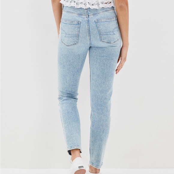 LIKE NEW American Eagle Mom Jeans Size 4 - Picture 3 of 11